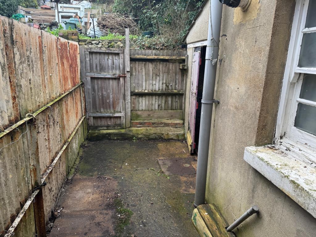 Lot: 132 - MID-TERRACE COTTAGE FOR IMPROVEMENT - Rear courtyard